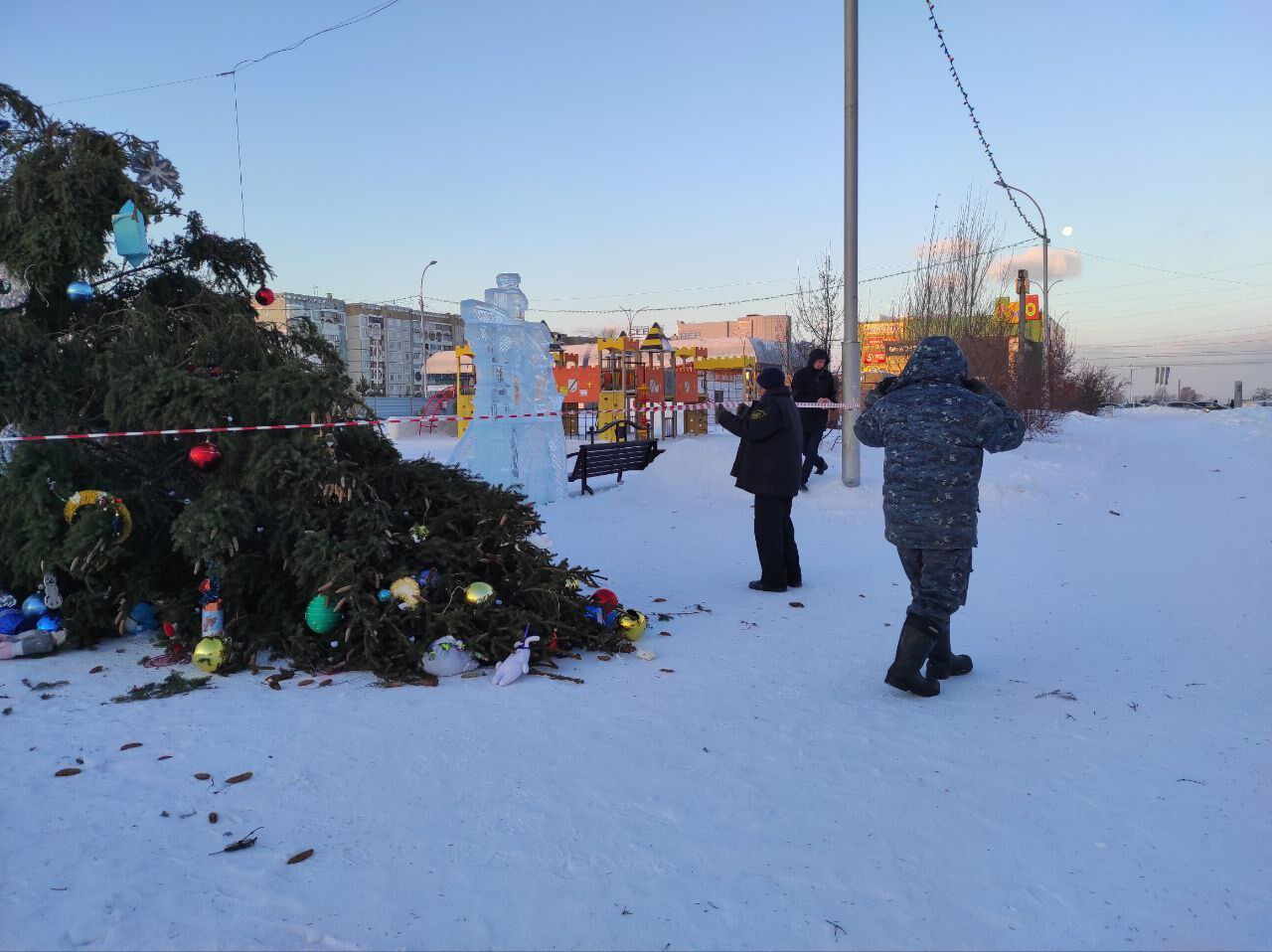 7 января 2023 г. Упавшая Новогодняя елка. Елка упала. Новогодняя елка на площади. В Кемерово упала елка.