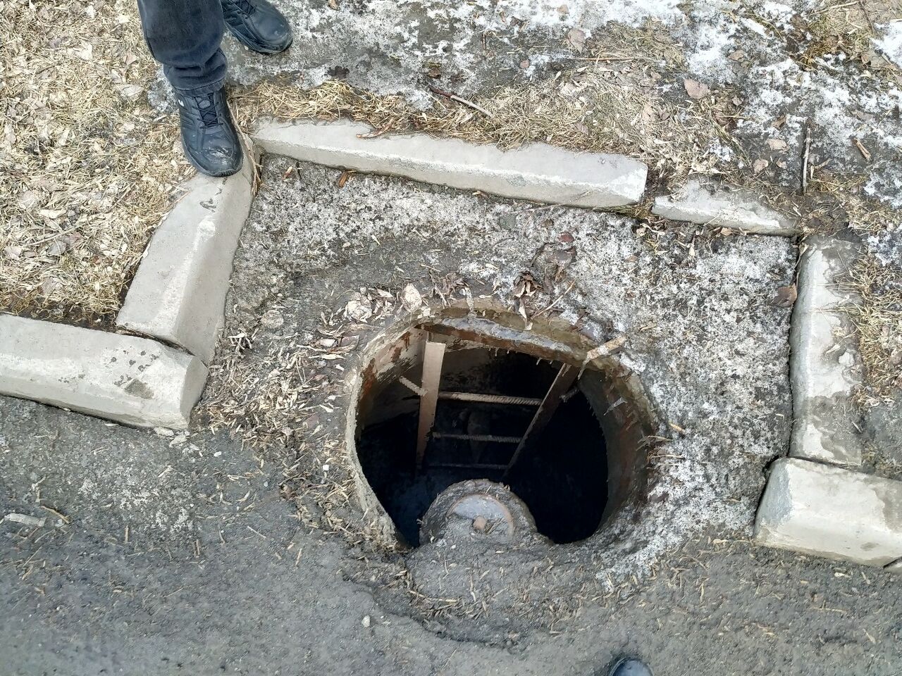 Канал люк. Что под люком канализации. Канализационный люк изнутри. Открытая канализация. Открытый люк.