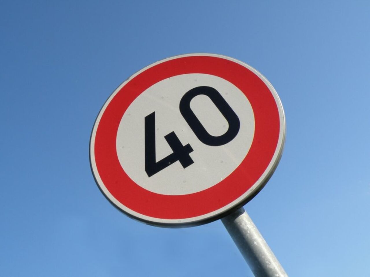 Дорожные знаки 40 км ч. Знак 40. Дорожные знаки. Дорожный знак 40. Дорожный знак ограничение скорости 40 км.