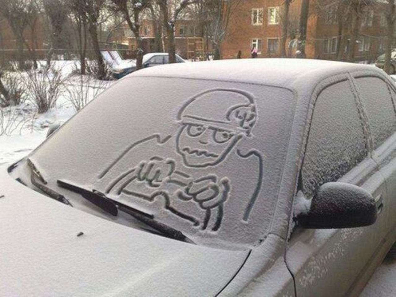 Надпись на снегу на машине