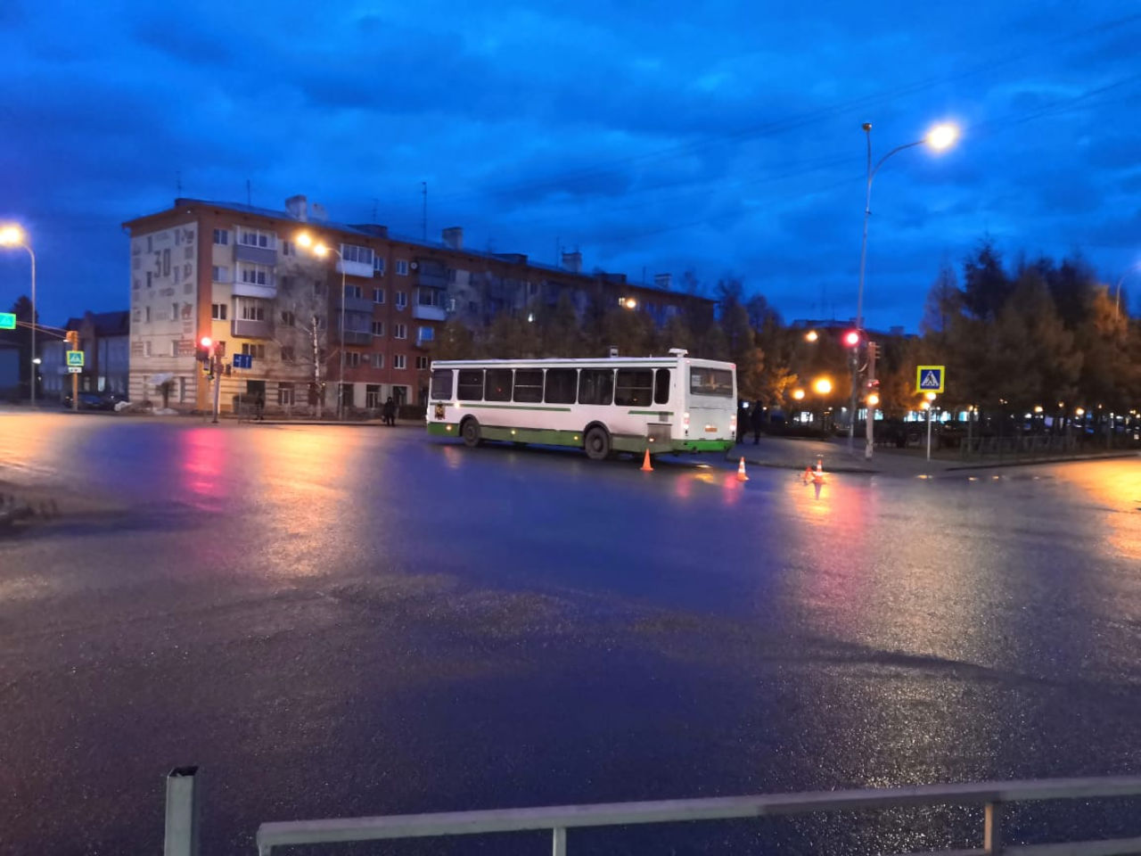 Кемерово белово. Белово Кемерово. Город Белово Кемеровская область ночью. Ночное Белово. Привокзальная площадь Белово.