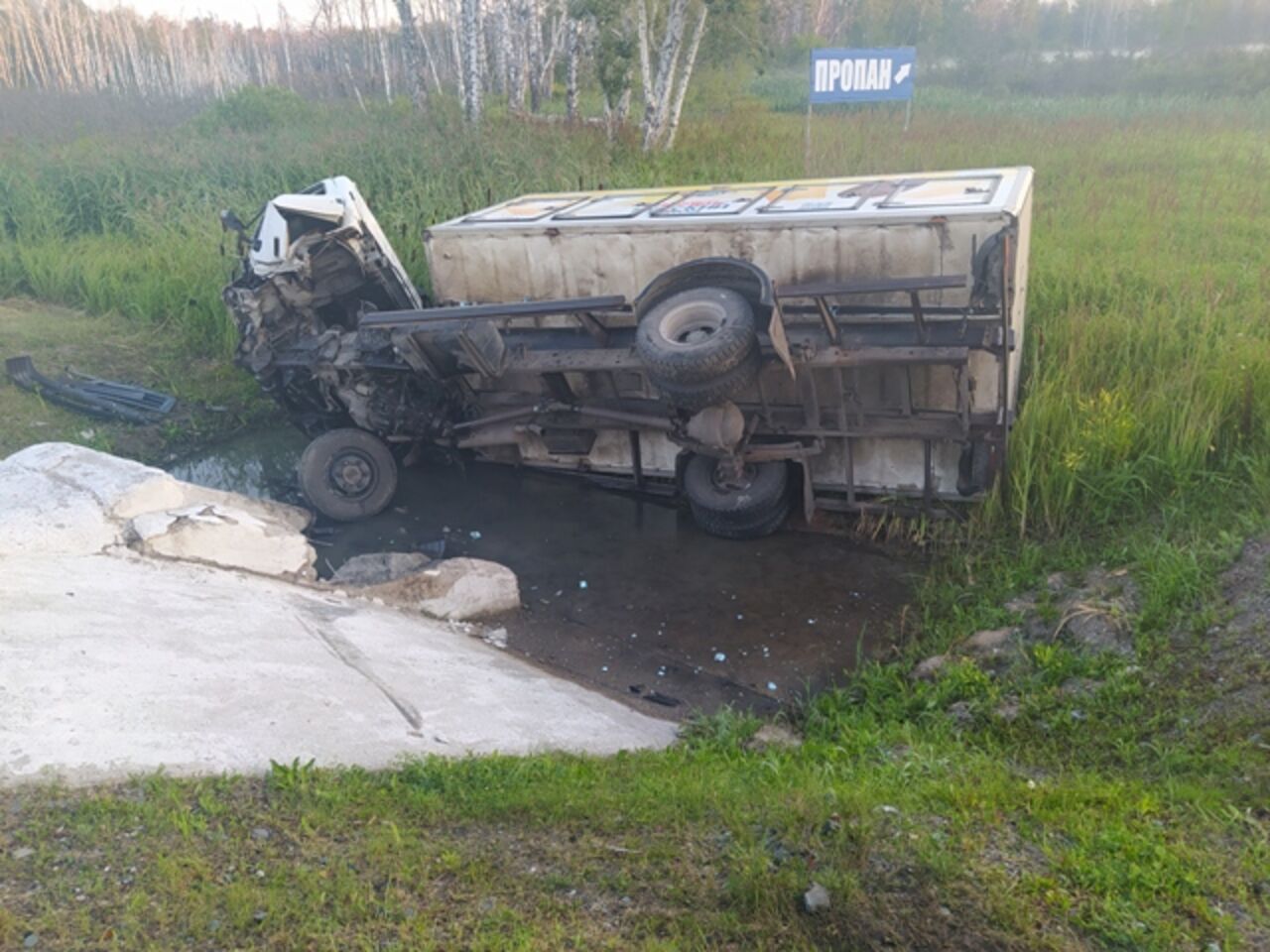 Дтп кювет. ДТП В Каргатском районе на Новосибирской трассе. Грузовик слетел в кювет. ДТП грузовиков в Новосибирской области. Самосвал съехал в кювет