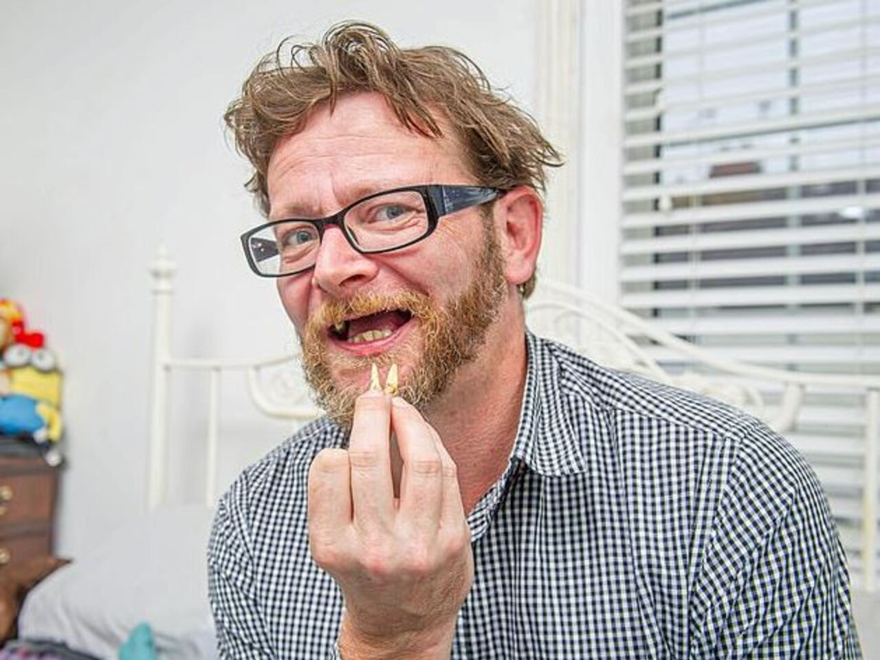 вырвать зуб плоскогубцами. выдернуть зуб пассатижами. выдёргивания зуба плоскогубцами. огромными плоскогубцами вырывают зуб. вырвал зуб плоскогубцами.