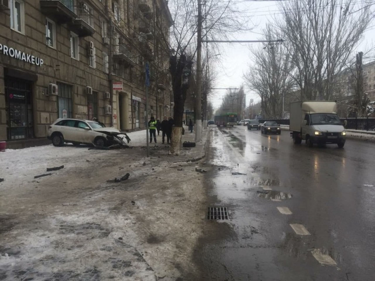 Вылетел на тротуар. Тротуар в Центральном районе Волгограда. Авария в Волгограде сегодня в Центральном районе. ДТП Кировский район Волгоград сегодня. Бедственные случаи в Центральном районе.