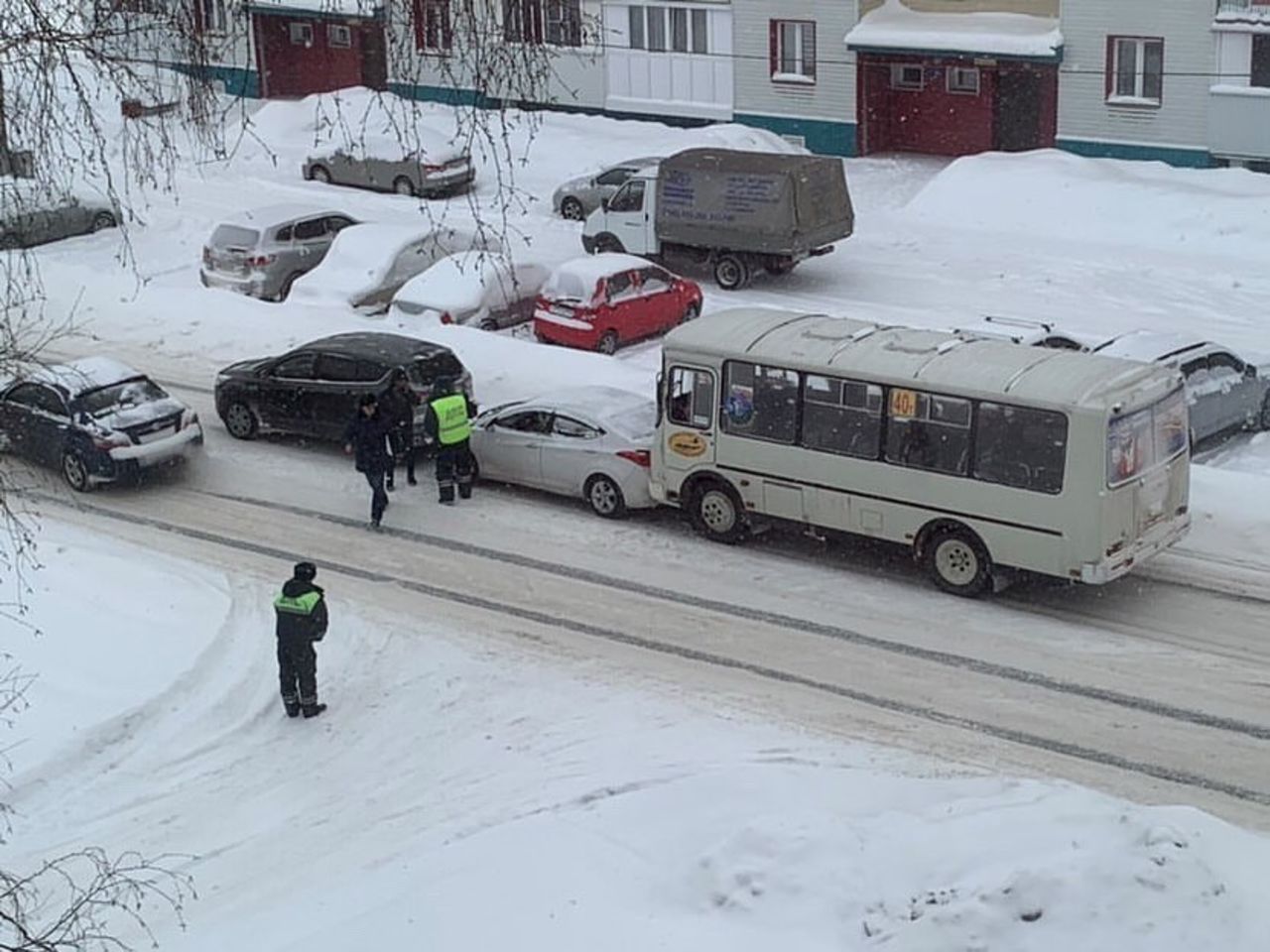 Новости кемерово все 42. Авария автобус Кемерово. Кемерово Кировский район Металлистов.