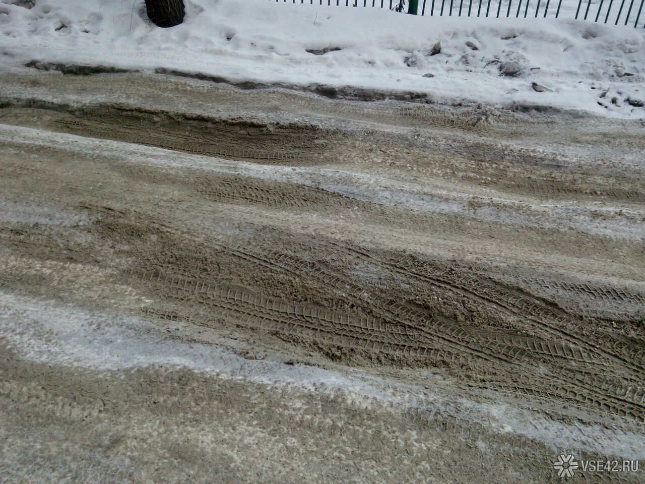 Ледяная колея на дороге возмутила жителей кузбасского города / VSE42.RU ...