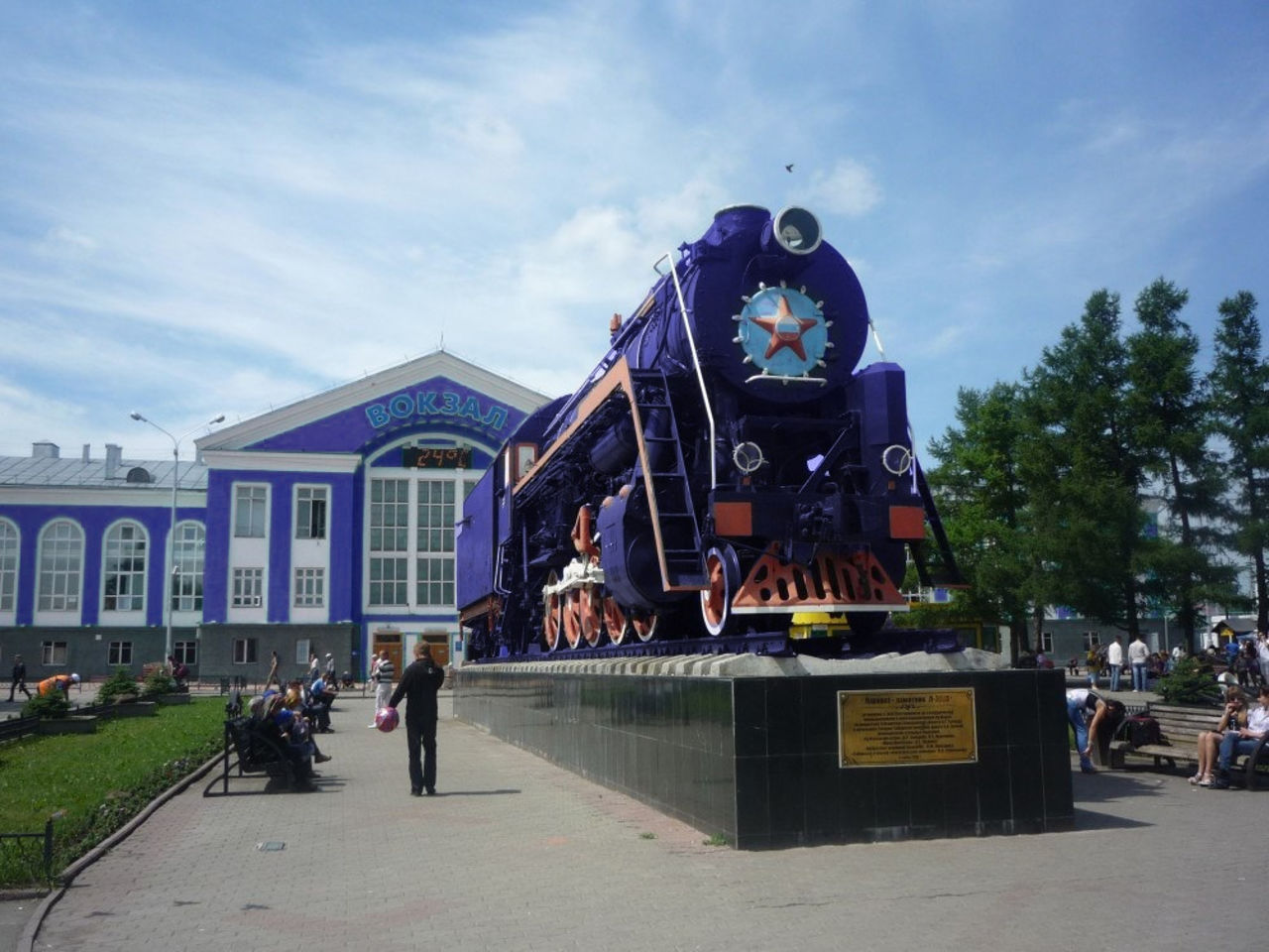 Паровоз на вокзале Кемерово памятник