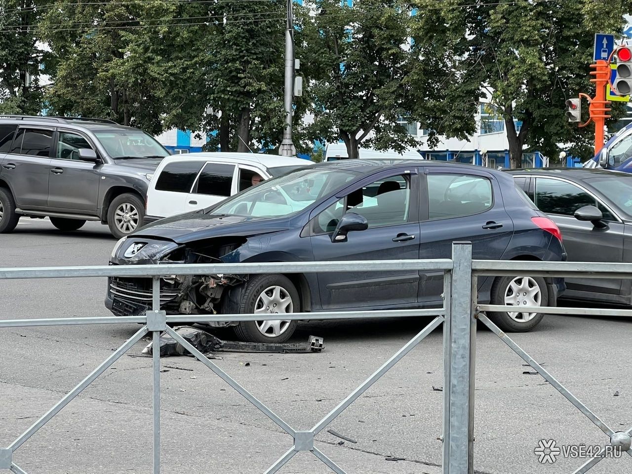 Кемерово происшествия за сутки. Машина в парке. Кемерово ДТП 3.30.