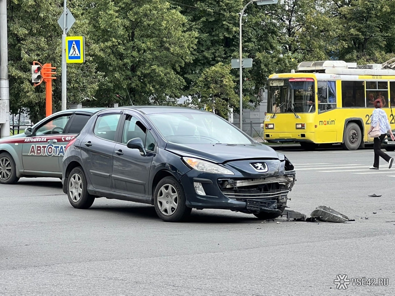 Кемерово происшествия за сутки. Легковушка. Авария в Кемерово вчера на Тухачевского. ДТП Кемерово вчера в Кемерово.