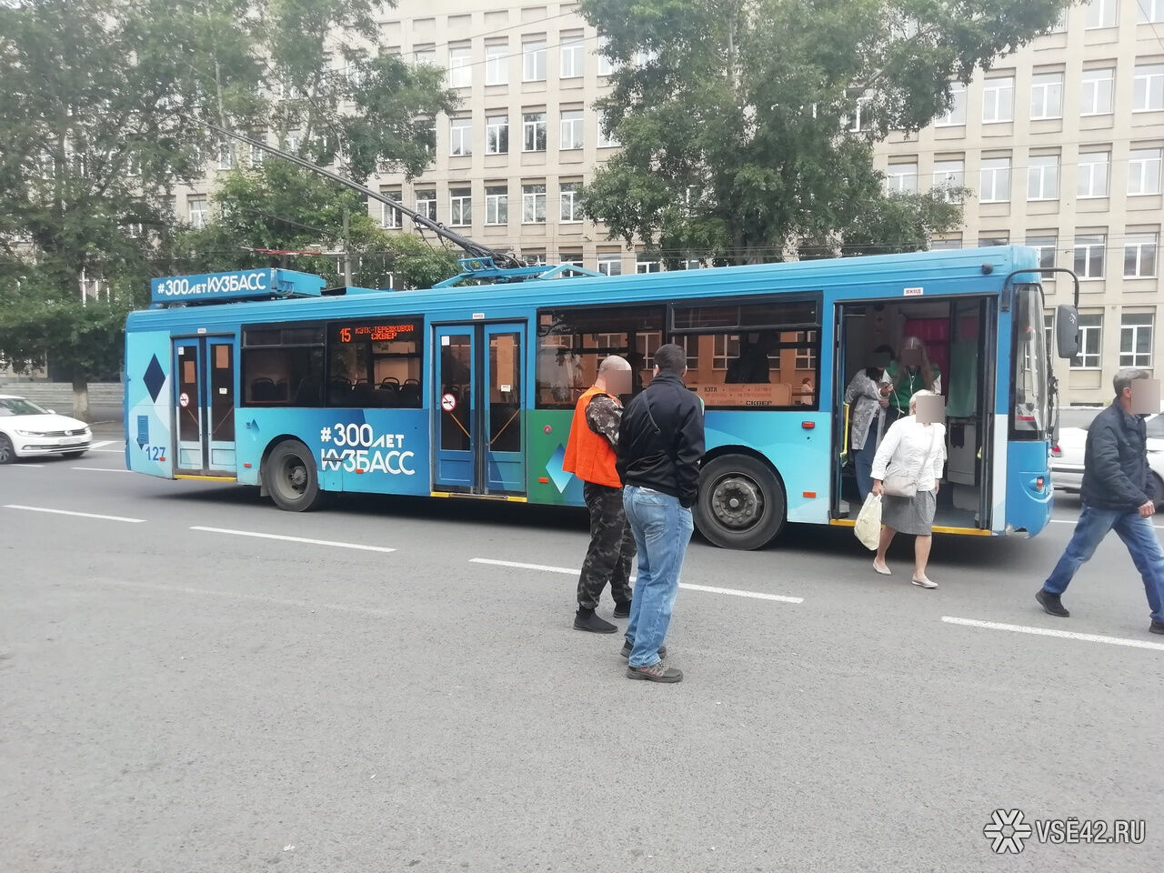 Го2бус кемерово. Новые троллейбусы. Восстановление троллейбусного движения в. Троллейбус с рожками. Троллейбус Кемерово.