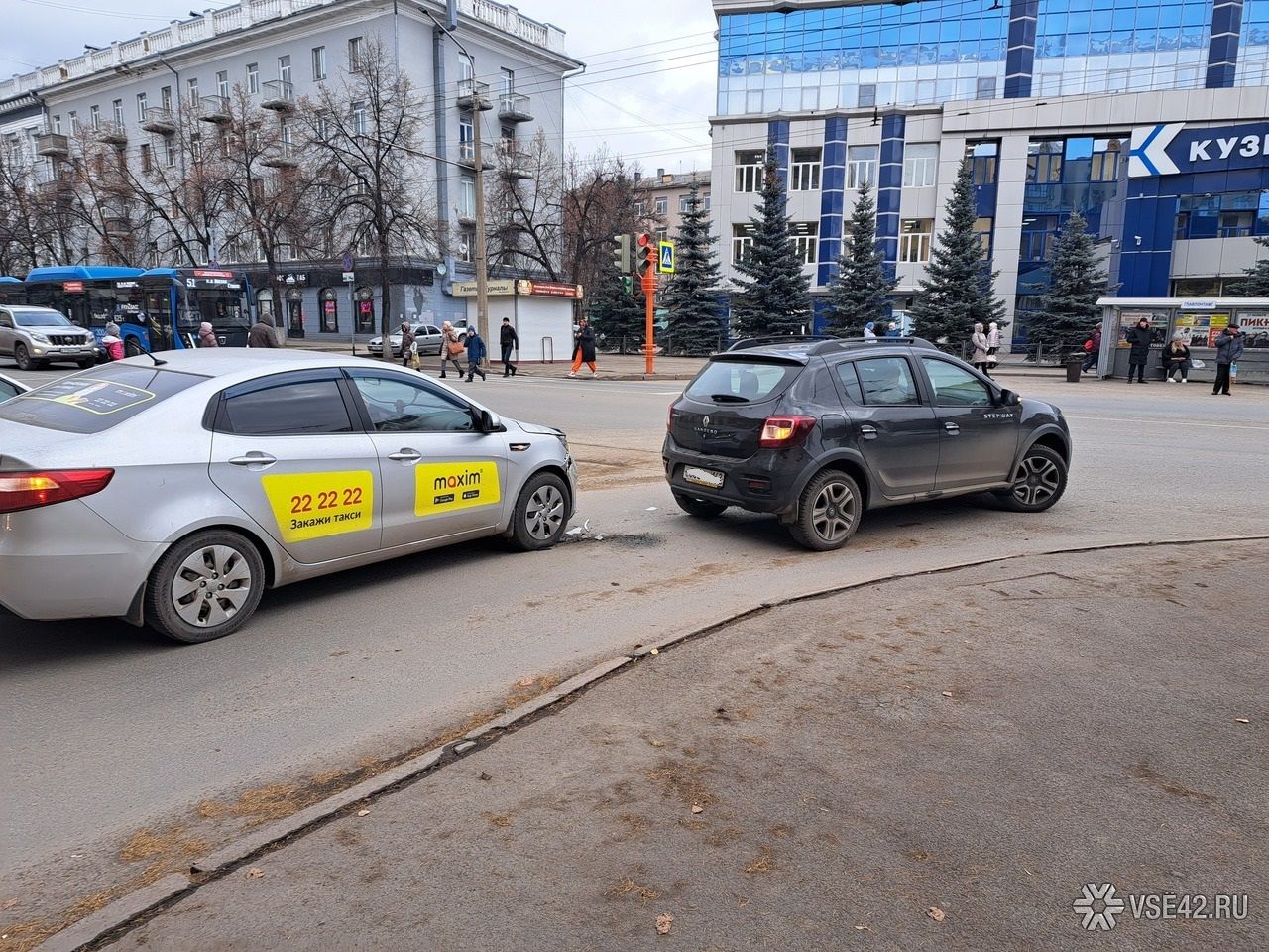 Дешевое такси кемерово. Такси Кемерово. Боковое ДТП такси в такси.