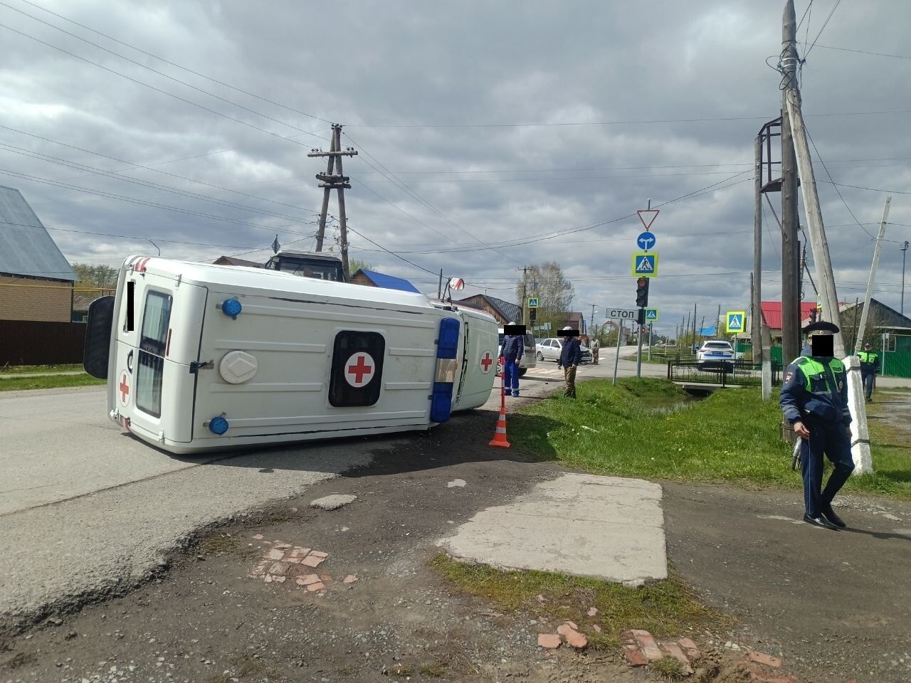 Люди пострадали в ДТП с перевернувшейся скорой в Тюменской области /  VSE42.RU - информационный сайт Кузбасса.