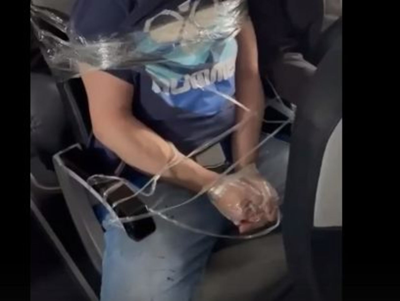 Разбитый иллюминатор в самолете