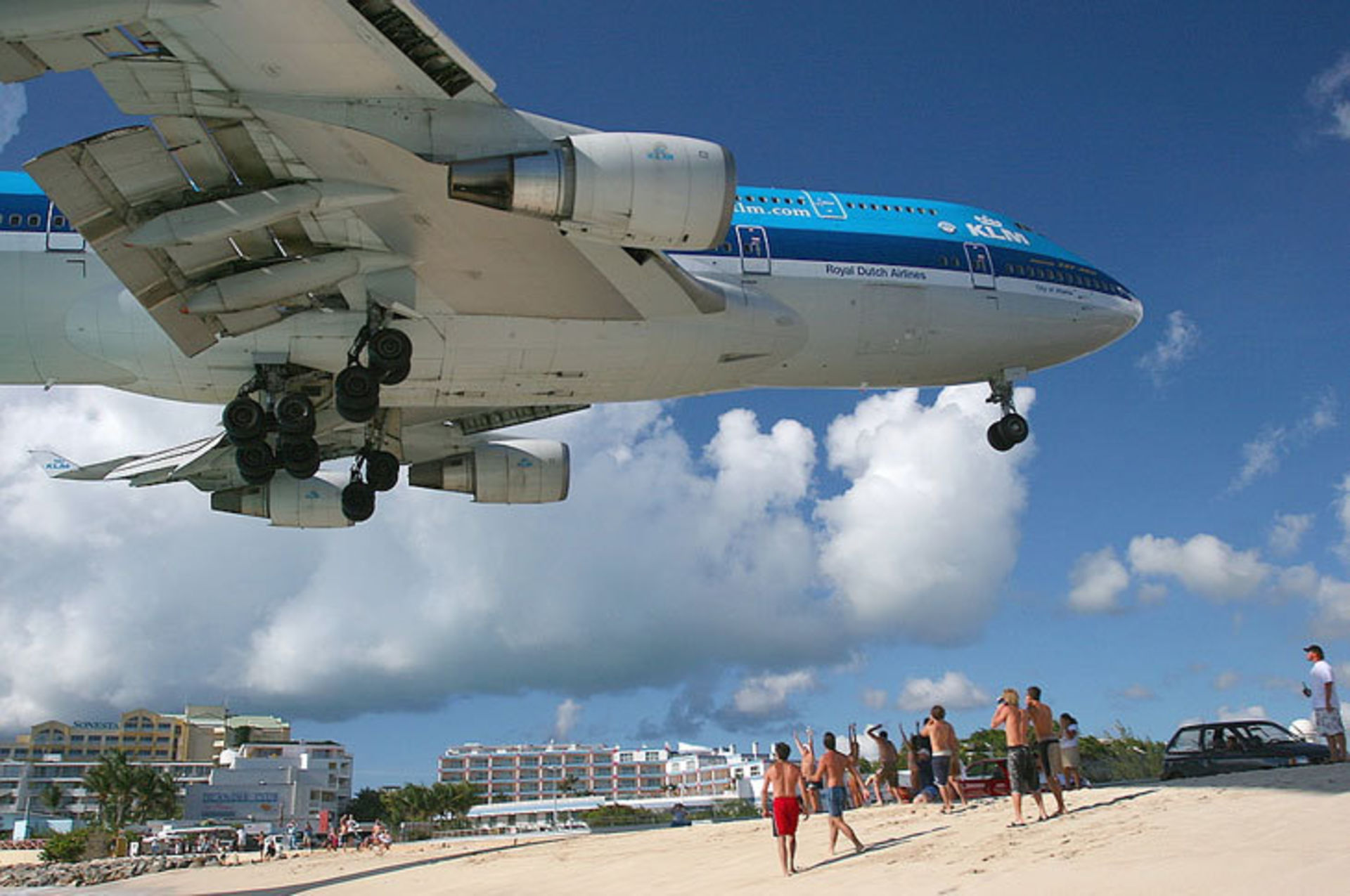 Можно самолеты видео. Самолет над пляжем. Низко летающие самолеты. Приземление самолета.