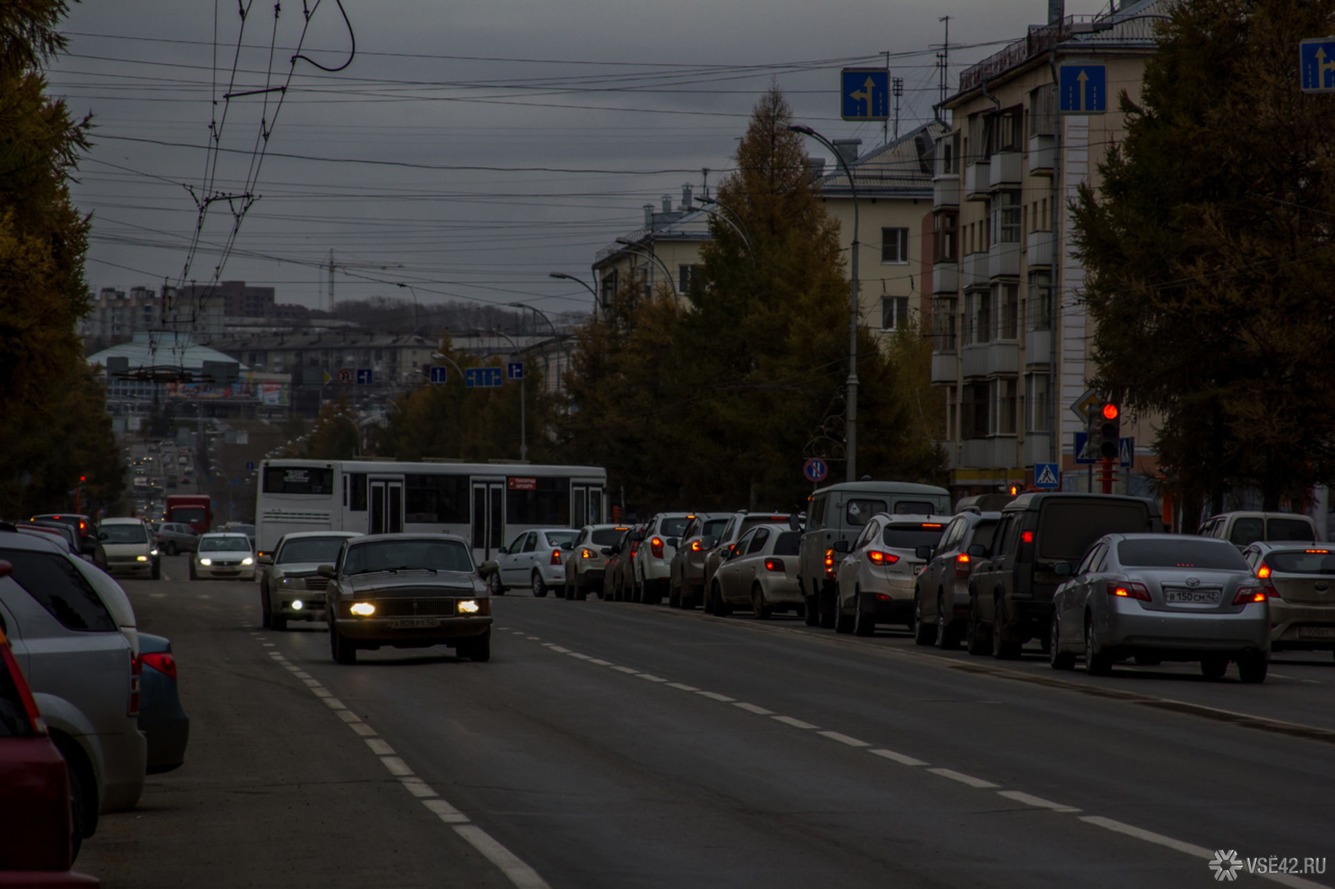 Пробки кемерово. Автомобильная пробка. Автомобильное движение. Затор на перекрестке. Проспект с машинами.