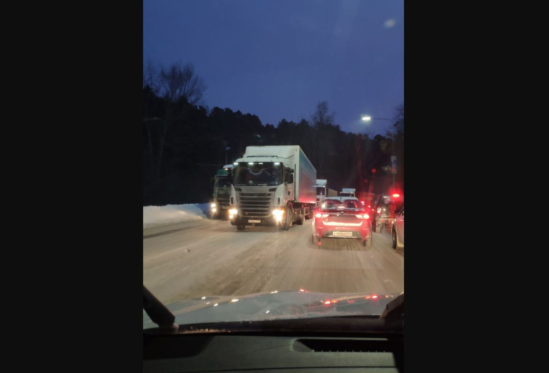 Ехай кемерово. Фуры в пробке. Авария в Кемерово 11.12 со снегоходом и фурой. ДТП на логовом шоссе Кемерово 22 октября 2021. Фура перекрыла дорогу зима.