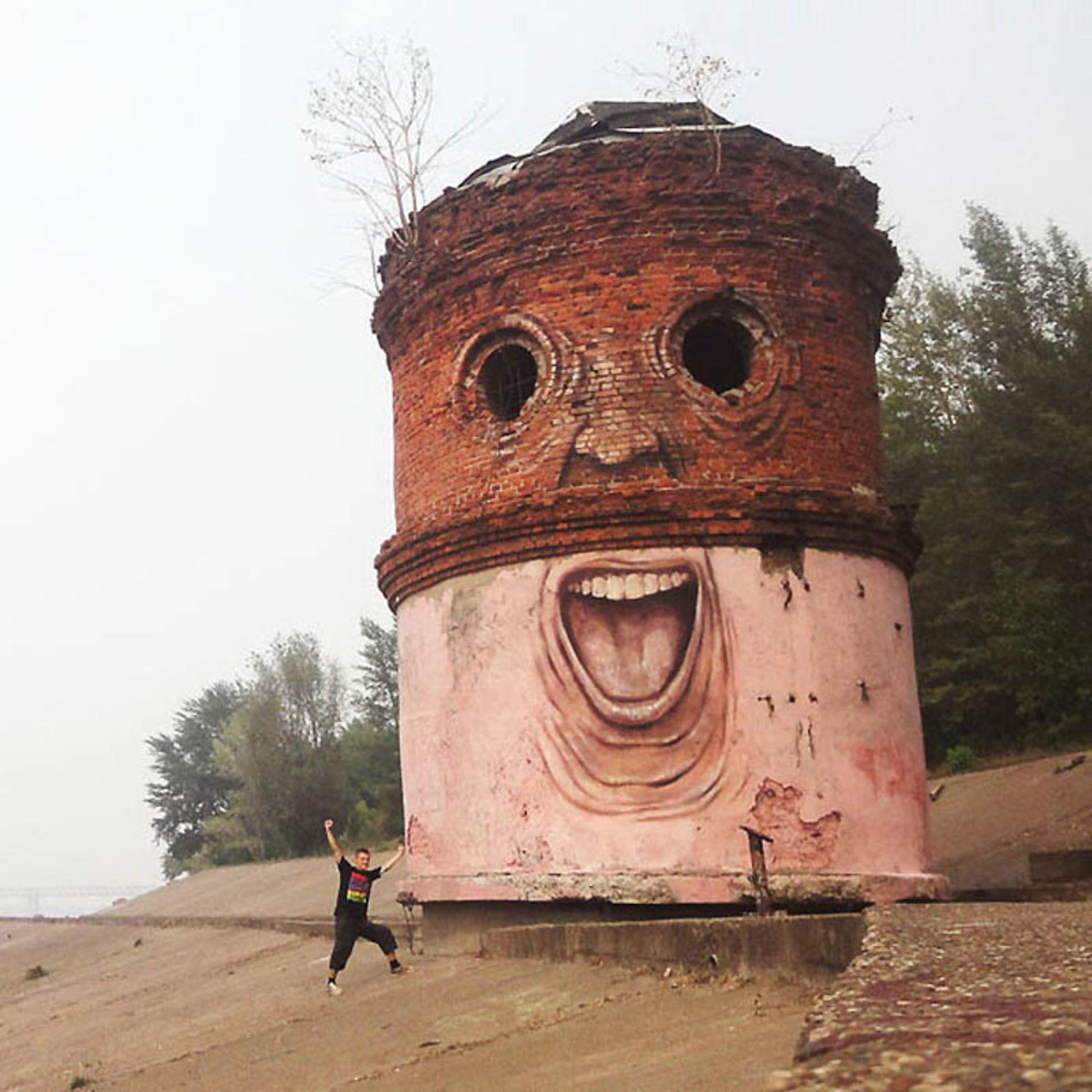 Прикольные места. Водонапорная башня с граффити в Нижнем Новгороде. Башня Нижний Новгород стрит арт. Нижний Новгород башня с лицом. Кричащая башня Нижний Новгород.