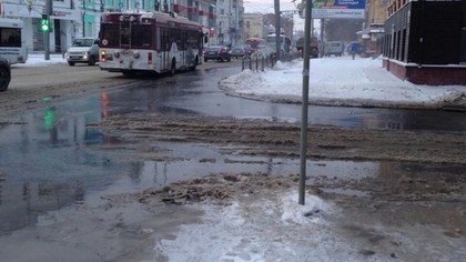 Из-за коммунальной аварии в центре Томска залило дорогу