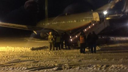 В Мурманске самолёт с пассажирами выкатился за пределы взлётной полосы