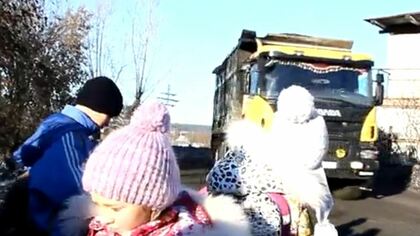 Жители Полысаева пожаловались на опасную для детей технологическую дорогу СУЭКа