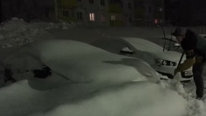 В Сети набирает популярность видео раскопок Mercedes из-под снега