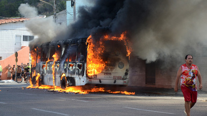 Бразильские бандиты сожгли автобусы, в которых перевозили заключённых