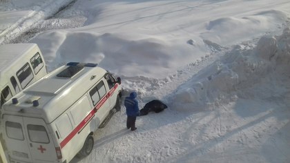 Нерасторопность медиков по отношению к замерзающему мужчине возмутила кузбассовцев