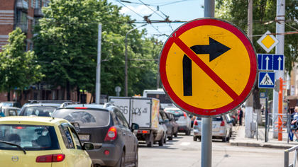 Новые знаки и светофор изменят организацию движения на новокузнецком перекрестке