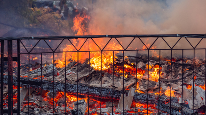 Масштабный пожар произошел на мусорном полигоне под Калининградом