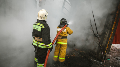 Пожар на автомойке в Красноярске уничтожил несколько машин