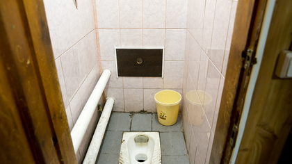 Соцсети: кузбассовец с камерой затерроризировал общественный туалет