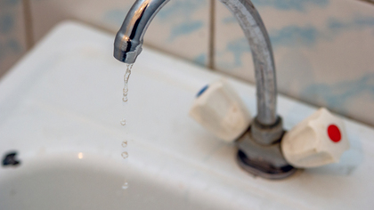 “Посуду мыть страшно”: бурая вода течет из кранов в новостройке Кемерова
