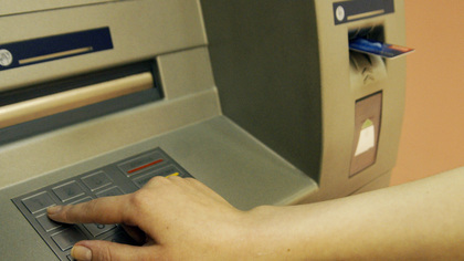Соцсети: жительница Новокузнецка украла деньги из банкомата 