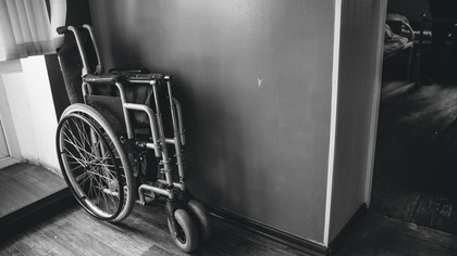 Кемеровская поликлиника вынудила инвалидов подниматься на крыльцо ради вызова помощи
