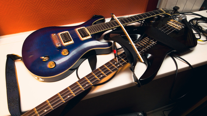 Разбитая гитара солиста группы Nirvana была продана на аукционе почти за 600 тысяч долларов