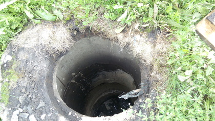 Дыра в земле возле детсада в Ленинске-Кузнецком попала на видео