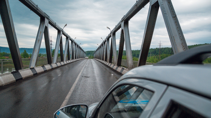 Движение транспорта приостановилось на Крымском мосту