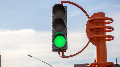 Светофор погаснет на оживленном перекрестке в кузбасском городе