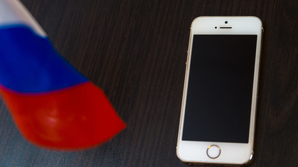 Объемы поставок смартфонов Apple и Samsung в РФ сократились почти на 90%