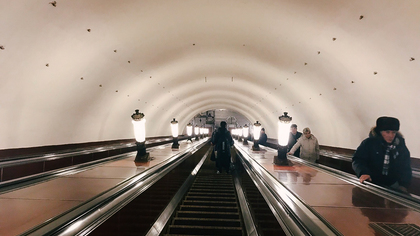 Женщина упала на рельсы в метро Санкт-Петербурга