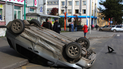 Пассажир автомобилистки пострадал при опрокидывании иномарки на крышу в Новокузнецке