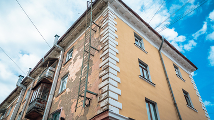 Опасные игры детей на многоэтажке испугали кузбассовцев 