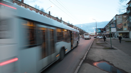 Пассажирский автобус "подрезал" легковушку в Новокузнецке