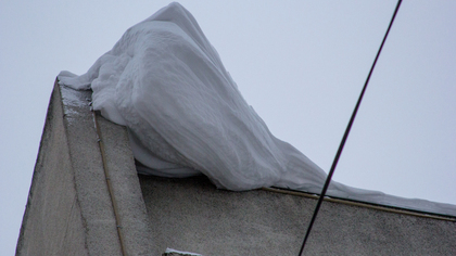 Глыба льда упала на ребенка в Прокопьевске
