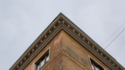 Двухлетний мальчик выпал из окна многоэтажного дома в Барнауле