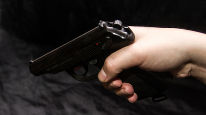 Грабитель с пистолетом ворвался домой к жительнице Кузбасса и ее ребенку
