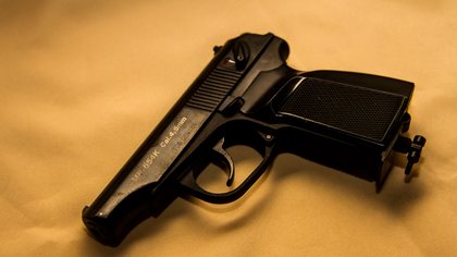 Юноша с пистолетом напал на подростка в Подмосковье