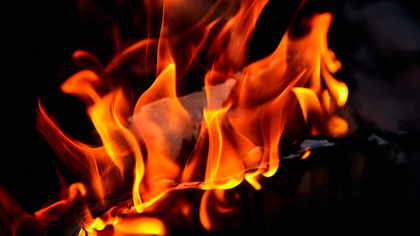 Пламя полностью уничтожило иномарку в Ленинске-Кузнецком