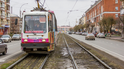 Трамвай смял легковушку на путях в Новокузнецке