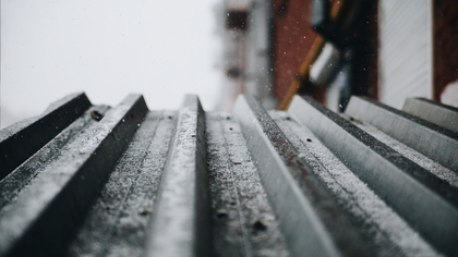 Жители Кемерова пожаловались на снежные выступы на крышах домов
